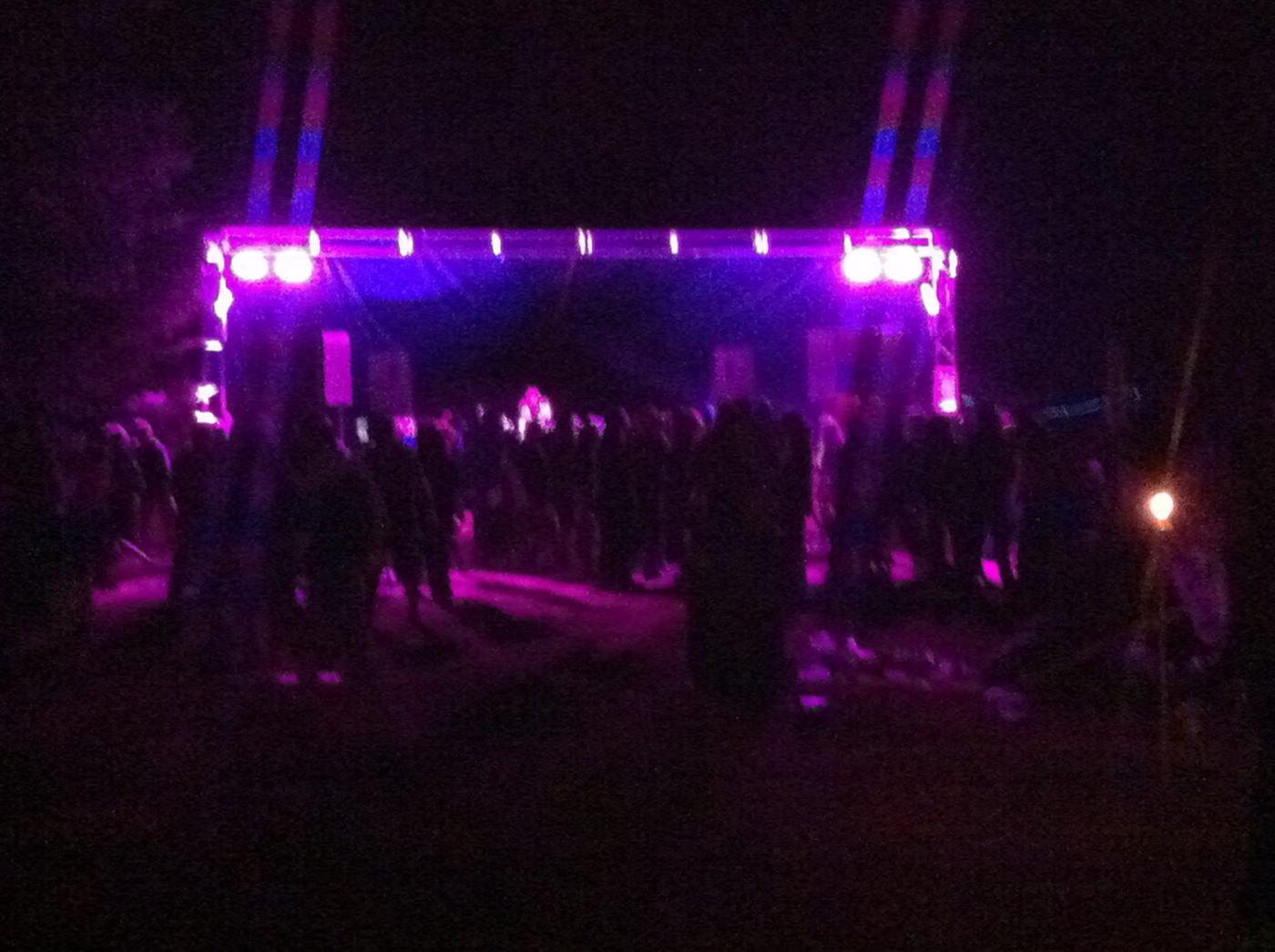Juillet 2011 : la scène mauve et la foule.