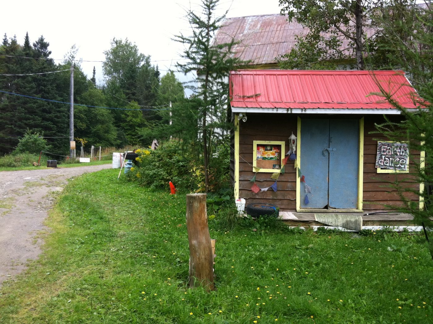 25 août 2011 : la cabane d'accueil au toit rouge.