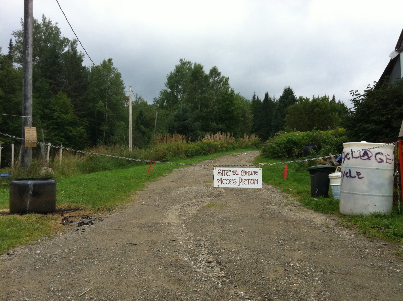 Le chemin d'entrée, avec l'écriteau de bienvenue.