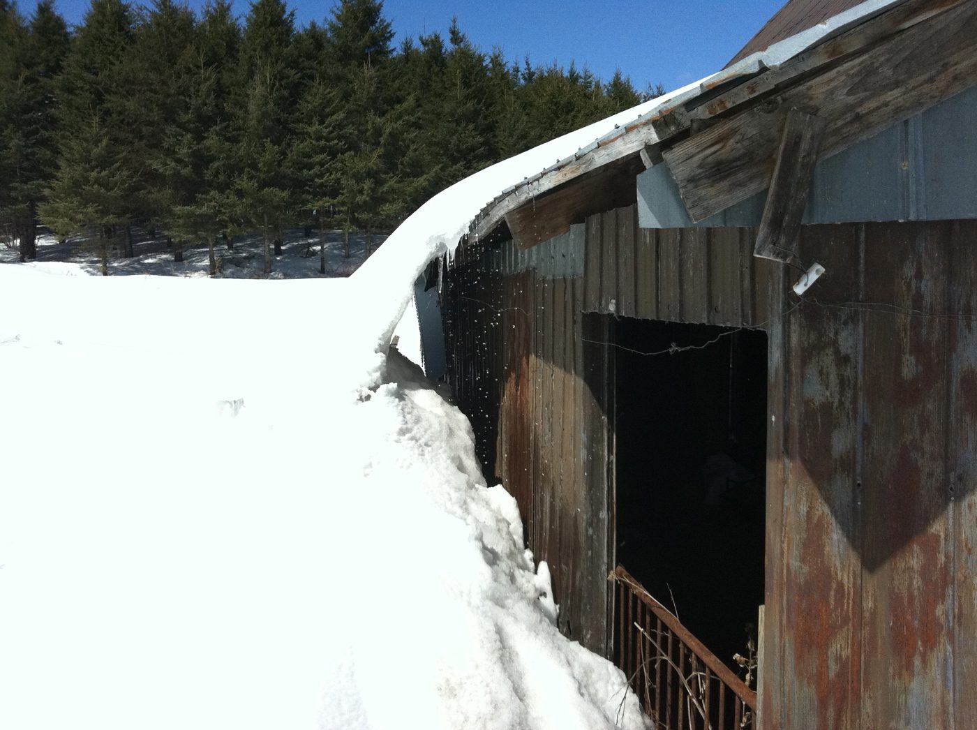 Le bunker sous la neige, ses portes de garage.