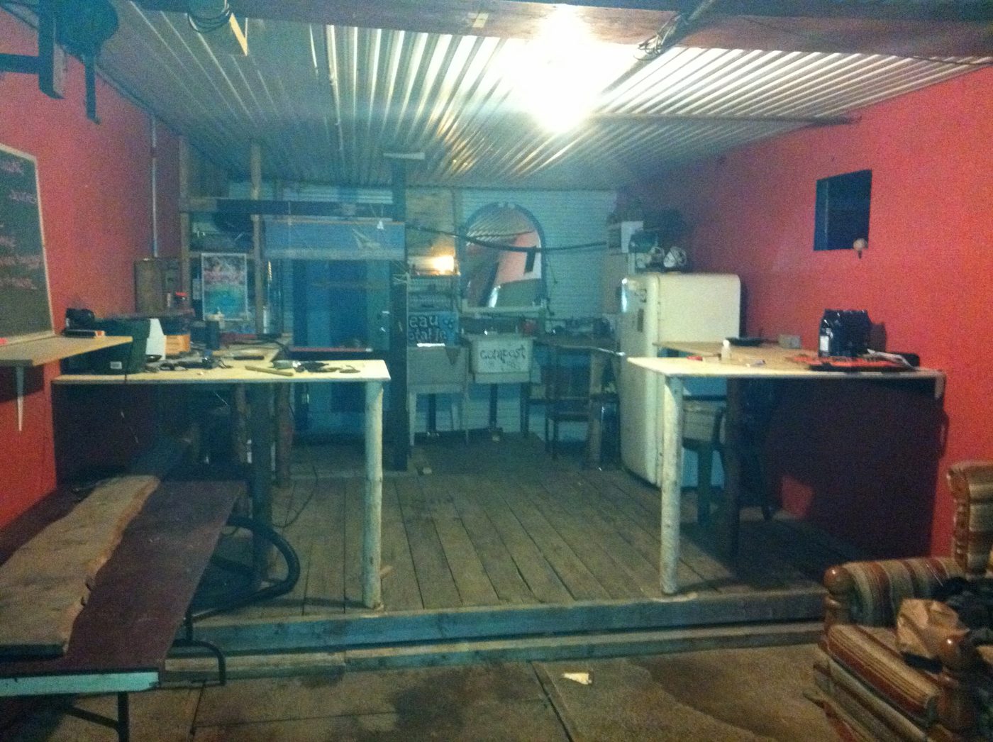 La cuisine et les loges du bunker, murs rouges, mai 2011.