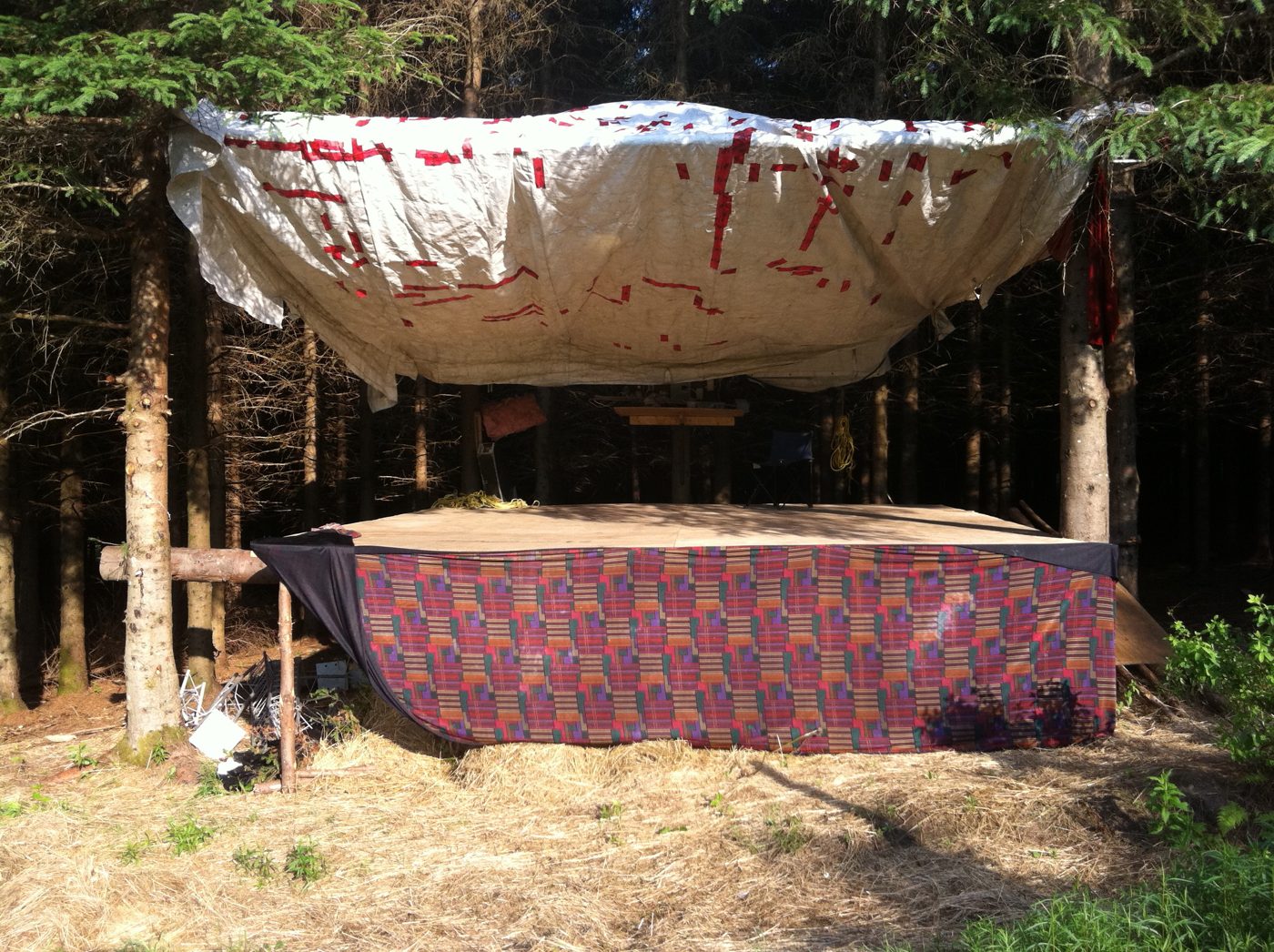 La scène de forêt terminée, avec sa toile.