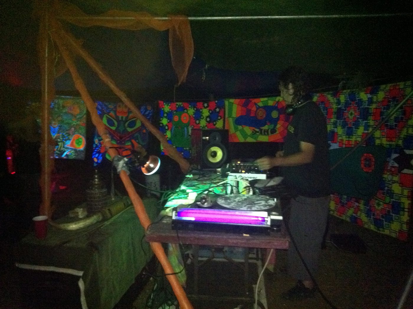 Le DJ dans sa cabine tapissée de toiles psychédéliques.