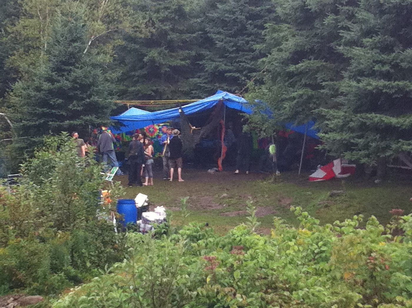 Le camp sous la tente bleue, un jour de pluie.