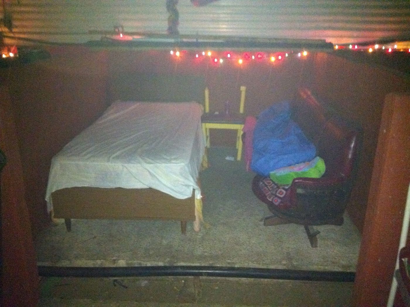 Un lit dans une loge, prêt pour l'hiver.