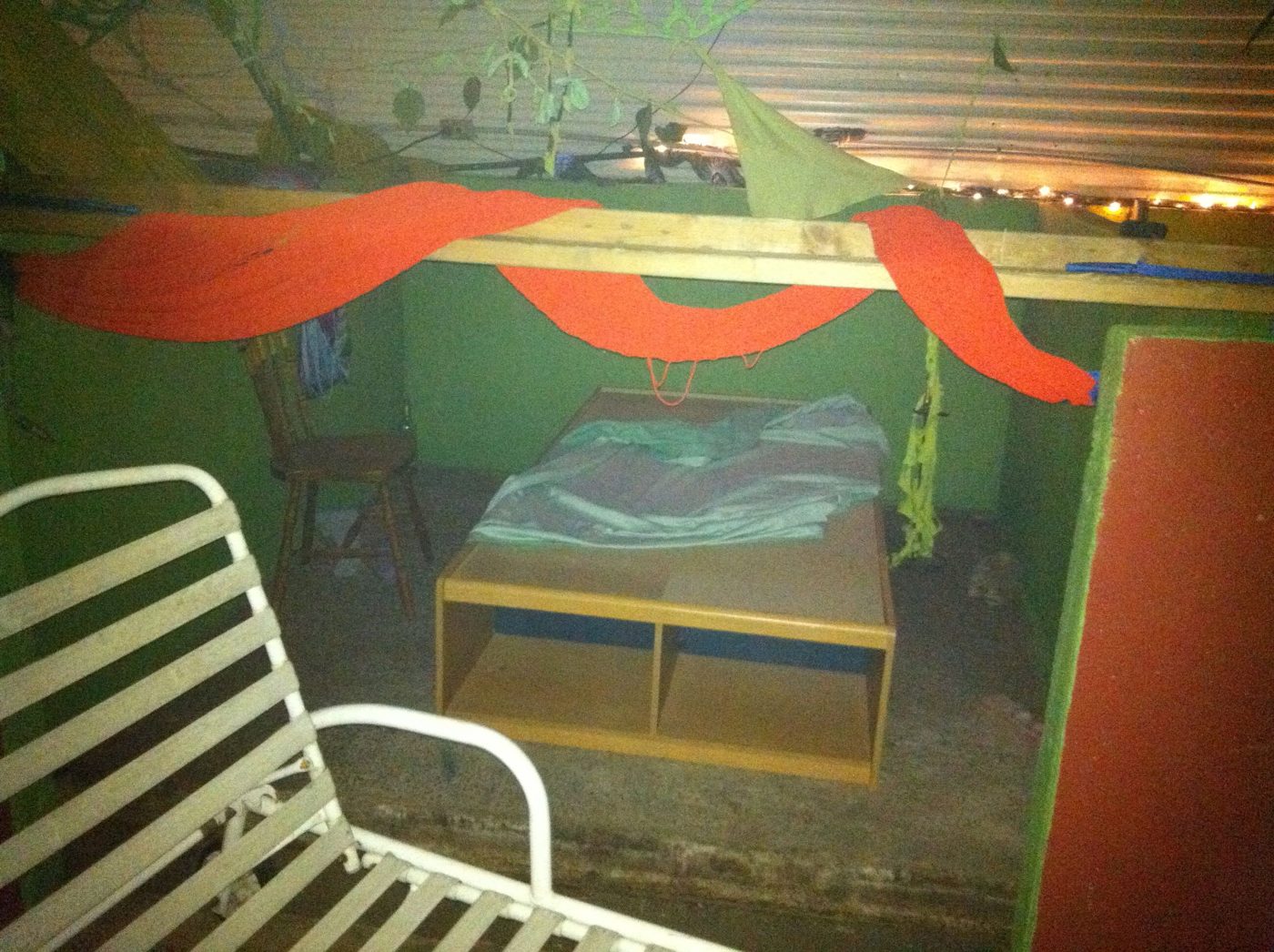 La loge aux tissus rouges.