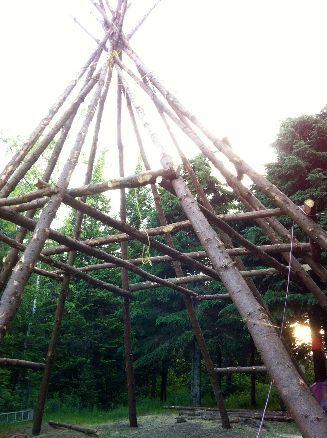 Juin 2012 : la charpente du nouveau tipi mandala, 25 pieds de haut, deux étages.