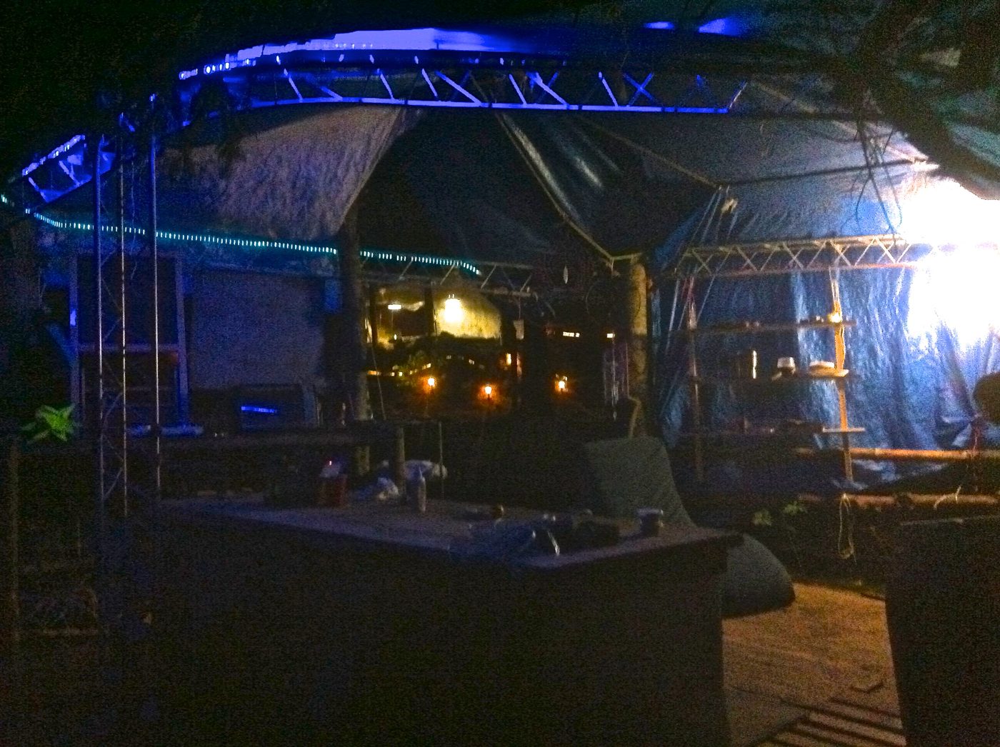 24 juin 2012 : la cuisine d'été en bleu, le Cherry Island derrière.