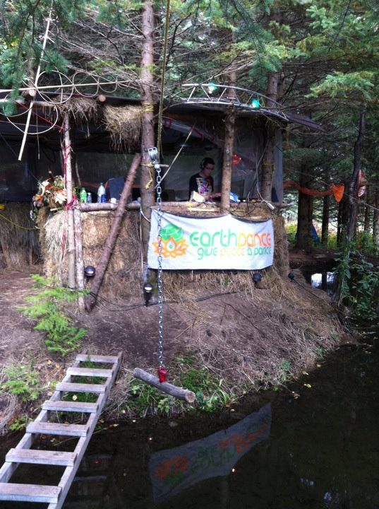 2012 : la cabane du Cherry Island décorée pour Earthdance, avec son échelle.