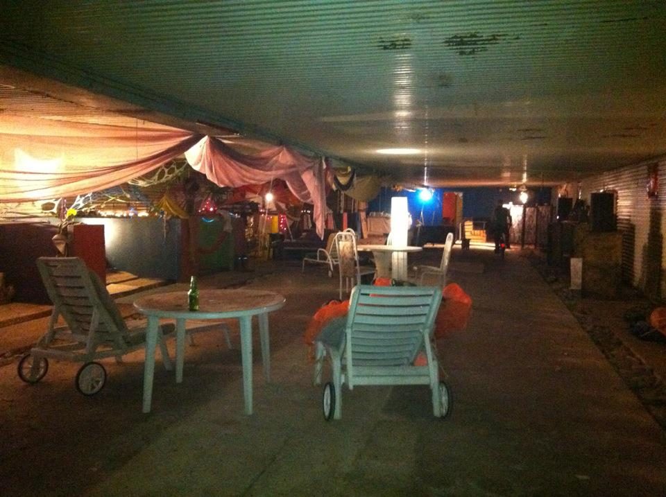 La grande salle du bunker, tendue de tissus.