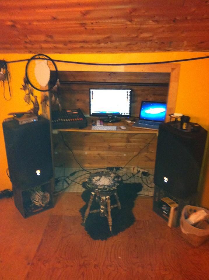 Le studio, ses moniteurs et ses haut-parleurs.