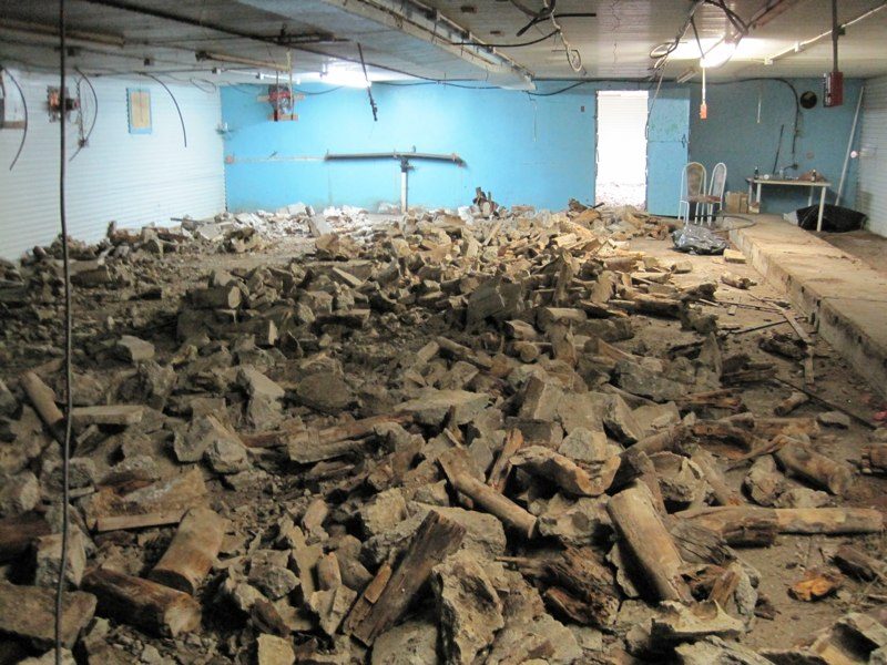 La salle avant le déblayage : des tonnes de blocs.