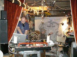 L'atelier du loft, avec ses toiles et ses lampes.