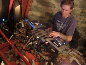 Aux platines, un des « DJ préférés » du Donjon.