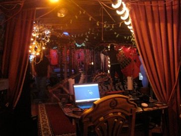Le salon du loft : ordinateur, bouddha, tissus.