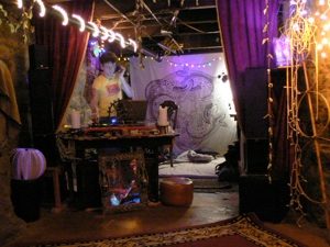 La scène du loft, entre les hamacs et les lampes.