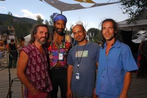 Le Dreamtree Project (Adham Shaikh et Uwe Neumann) et leurs musiciens, tête d'affiche du Festival Sundari 2011. Photo tirée de la page de l'événement.