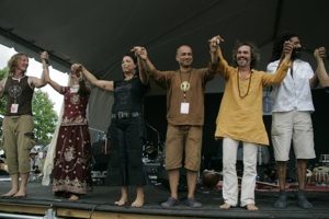 Salut des musiciens du Dreamtree Project. Photo tirée de la page de l'événement Sundari 2011.