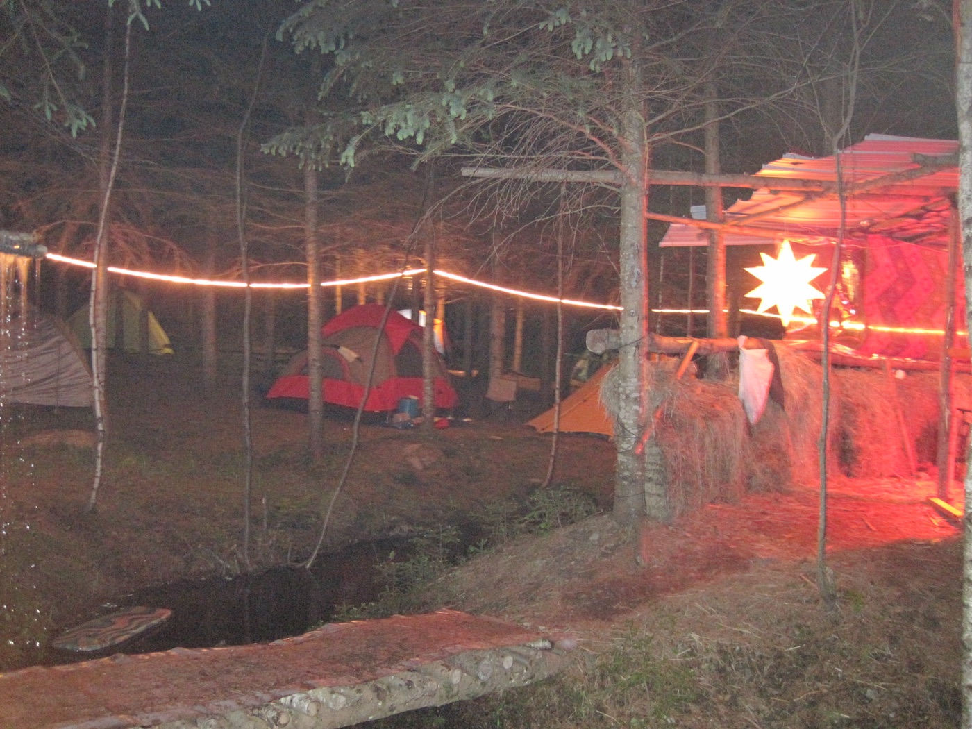 Sundari 2011 : les campeurs autour du Cherry Island, sous l'étoile et les guirlandes.