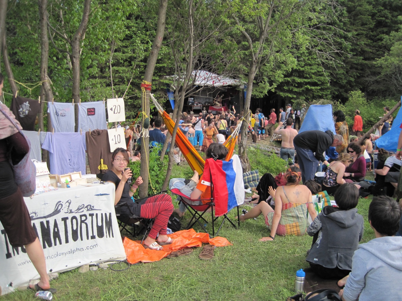 Sundari 2011 : les kiosques, les hamacs, et la foule qui danse.