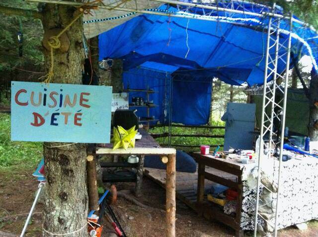 Été 2012 : la cuisine d'été et les cabanes, 19 juin 2012